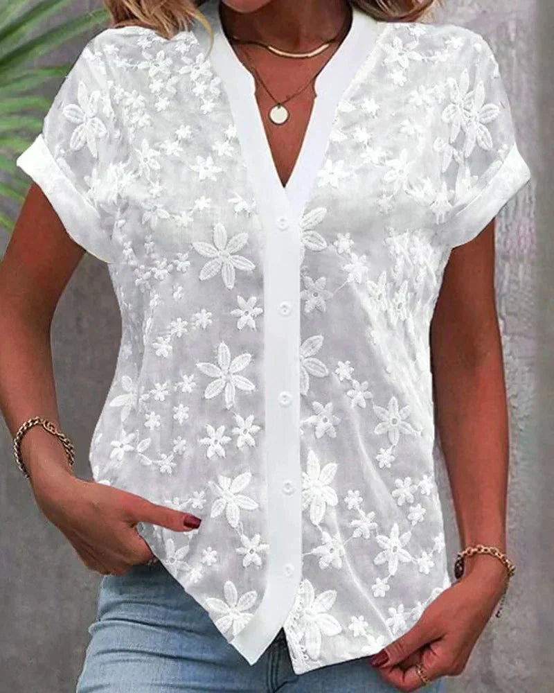 Blusa Elegante de Encaje Floral Blanco para Mujeres con Escote en V, Manga Corta y Estilo Relajado