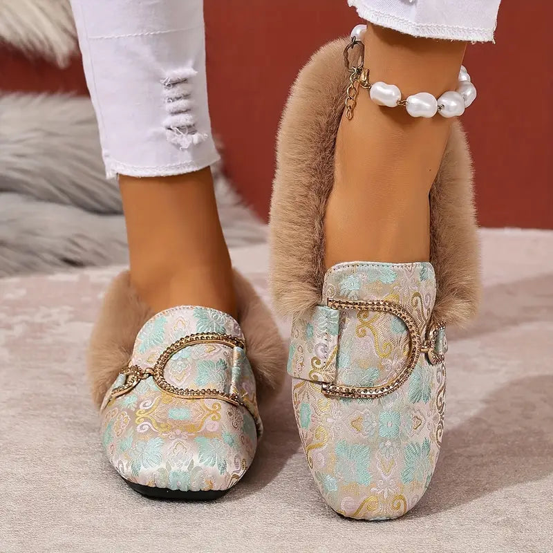 Zapatos de Casa Beige Elegantes para Mujeres con Forro de Piel Sintética, Detalle de Hebilla, Estilo Slip On