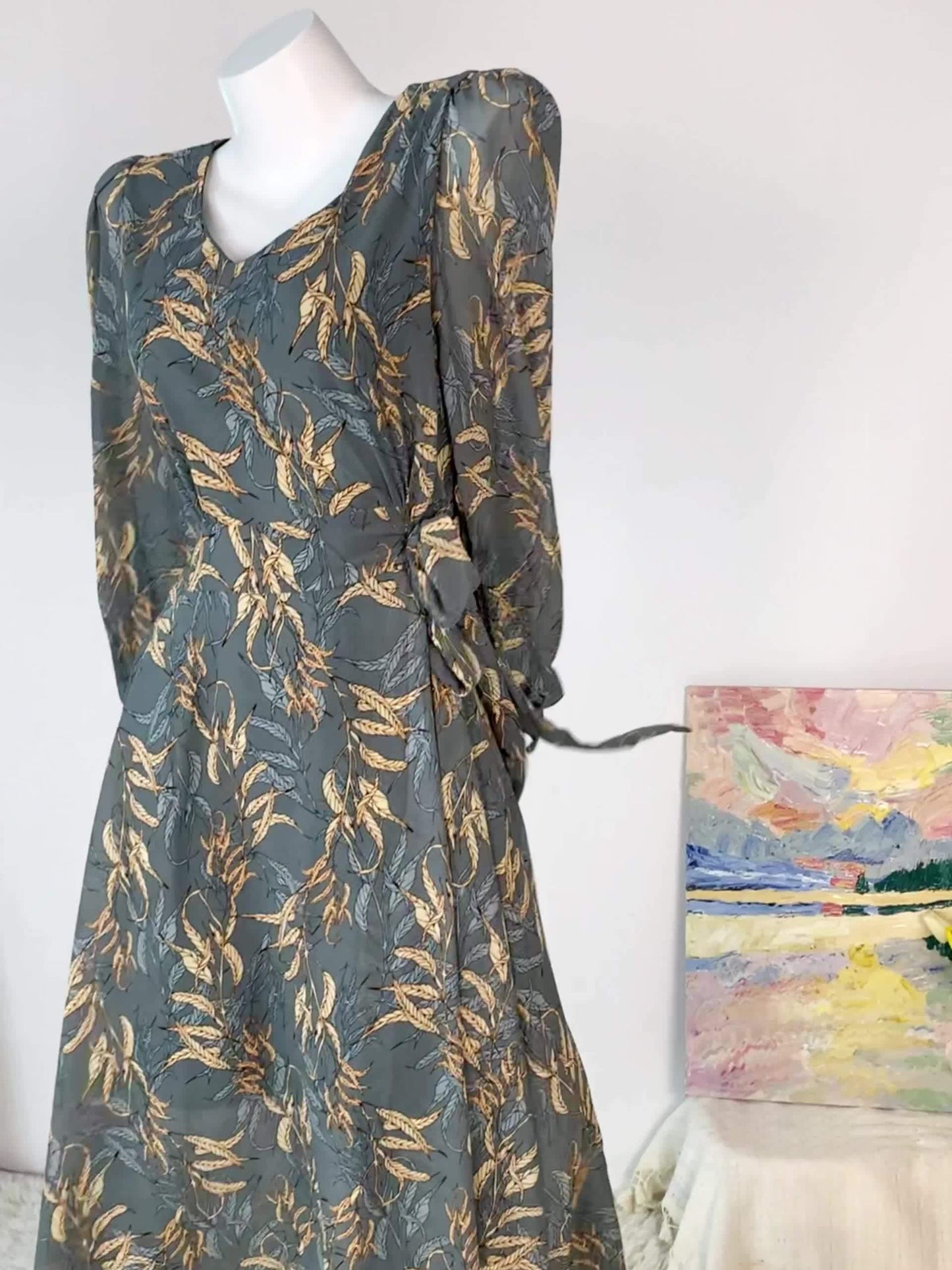 Vestido Maxi Elegante de Impresión de Hojas Verde Salvia para Mujeres con Escote en V, Manga Larga y Cintura con Lazo en Estilo Fluido