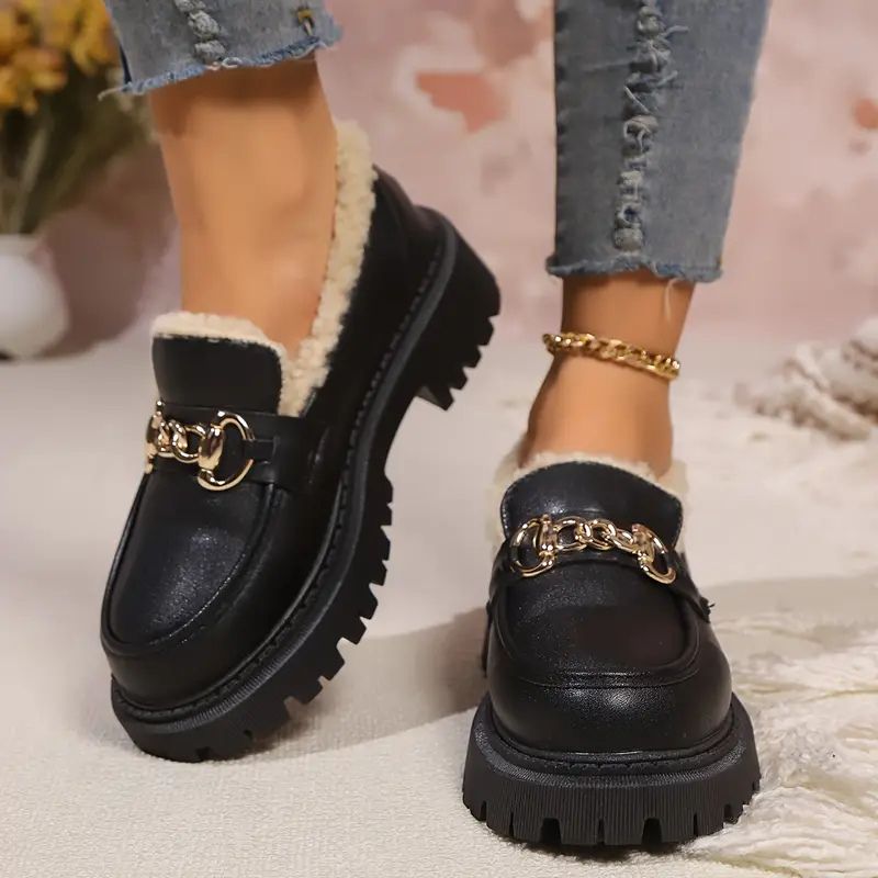 Mocasines Negros Cómodos para Mujeres con Forro de Piel Sintética y Detalle de Cadena, Suela Gruesa