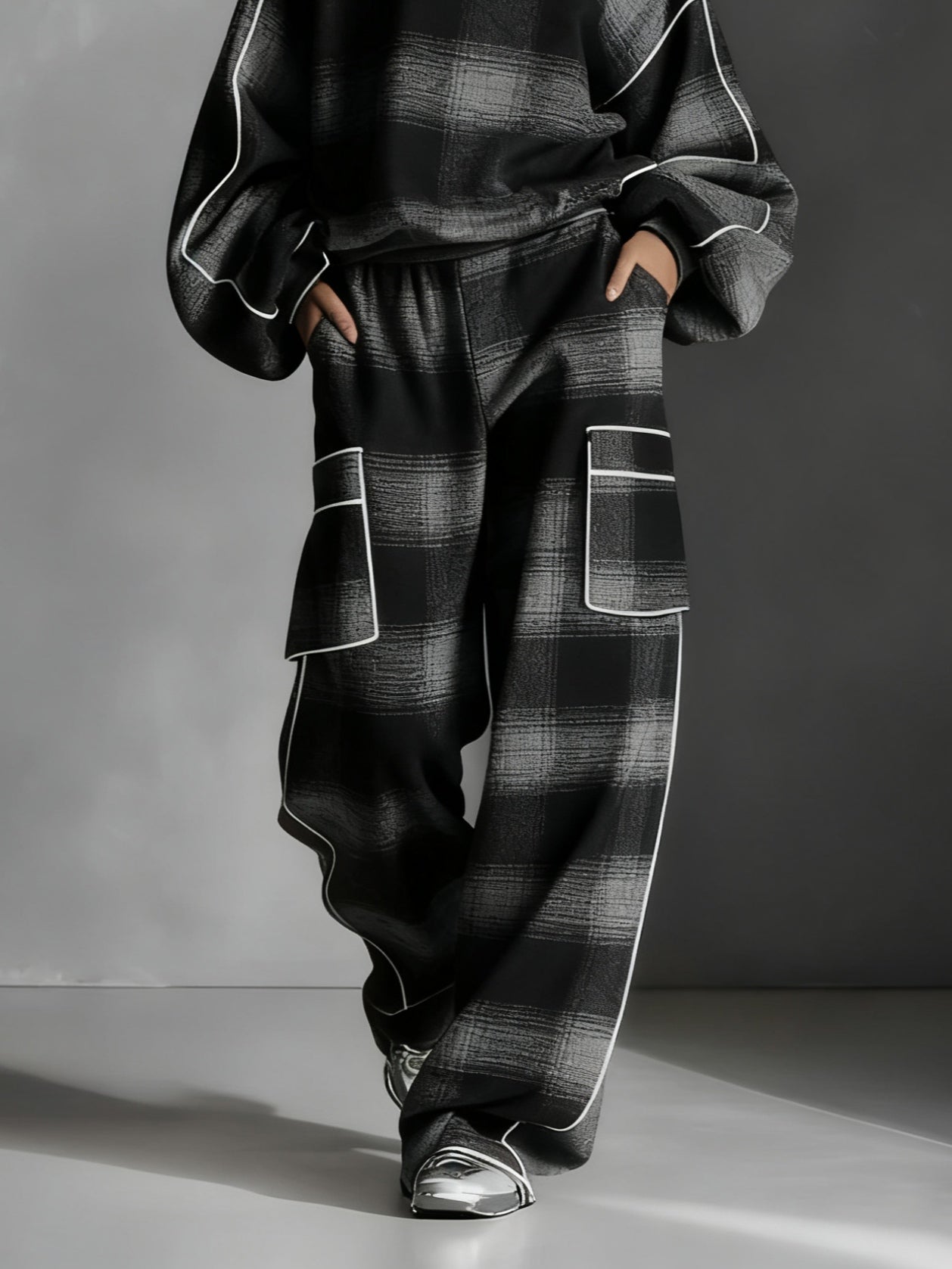 Conjunto de Dos Piezas de Cuadros Negros y Grises para Mujeres con Sudadera Oversized y Pantalones Cargo de Pierna Ancha en Estilo Relajado