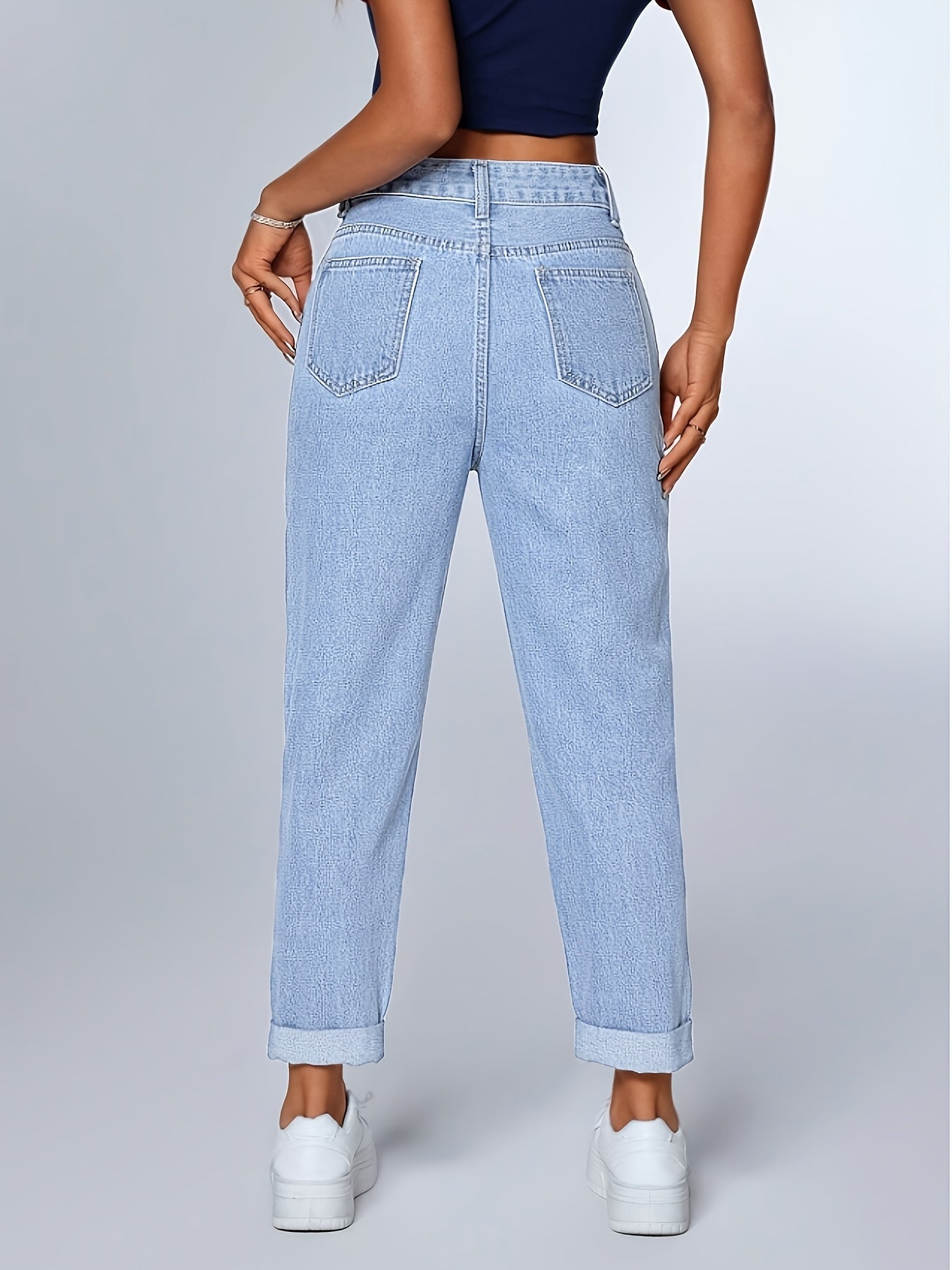 Jeans Mom Relajados en Azul Claro para Mujeres con Cintura Alta y Dobladillo Ajustado
