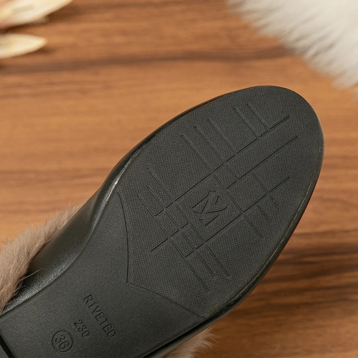 Mules Cómodas para Mujeres con Forro de Piel Sintética y Detalle de Hebilla, Estilo Slip On