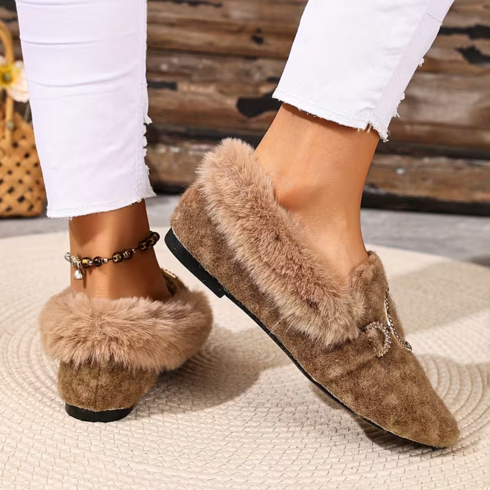 Zapatos de Casa Cómodos para Mujeres con Detalle de Hebilla y Acabado de Piel Sintética, Punta Redonda, Estilo Slip On