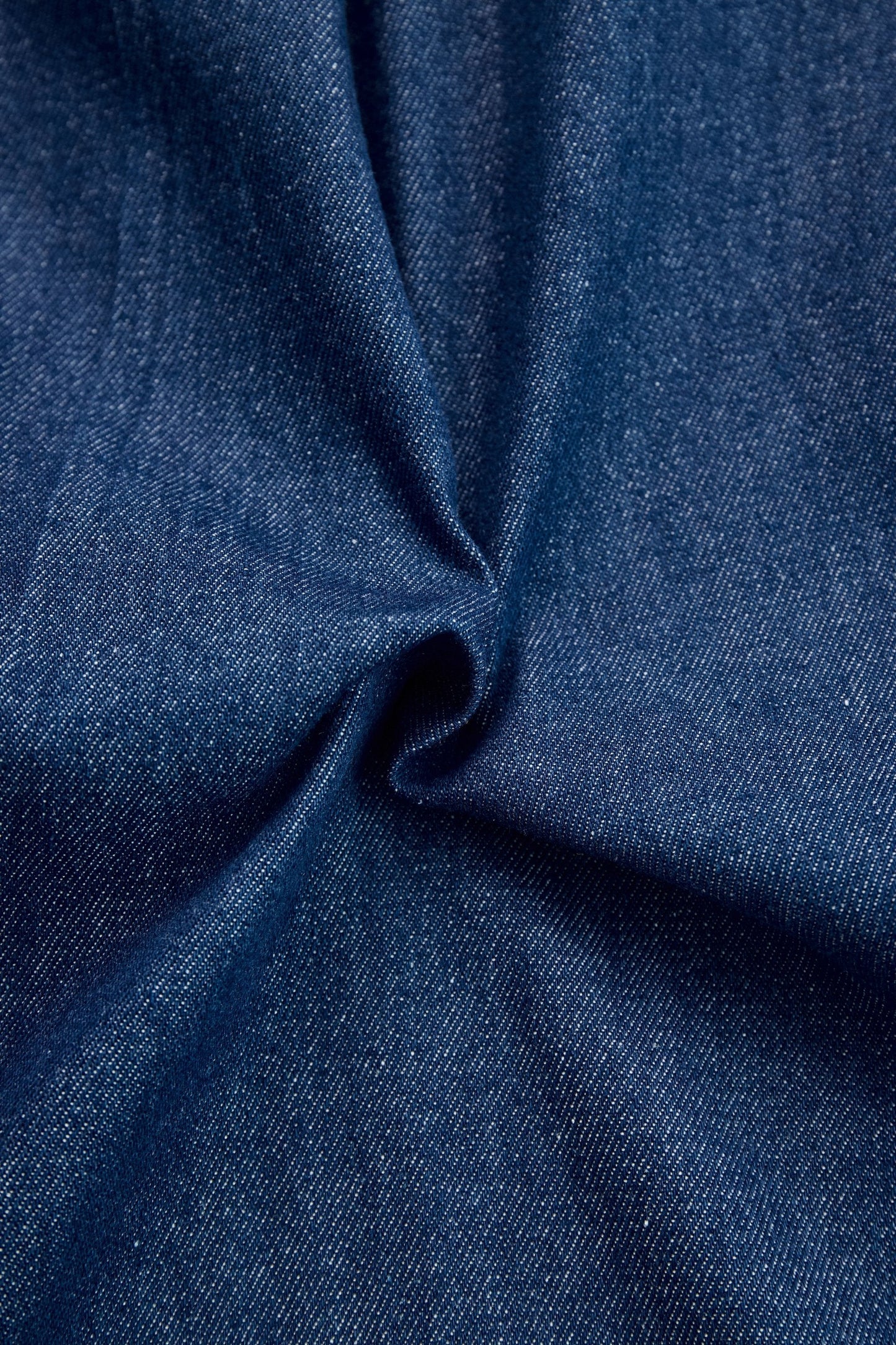Jumpsuit Elegante de Mezclilla Azul Oscuro para Mujeres con Cuello Mock, Manga Larga y Pierna Ancha con Costura en Contraste