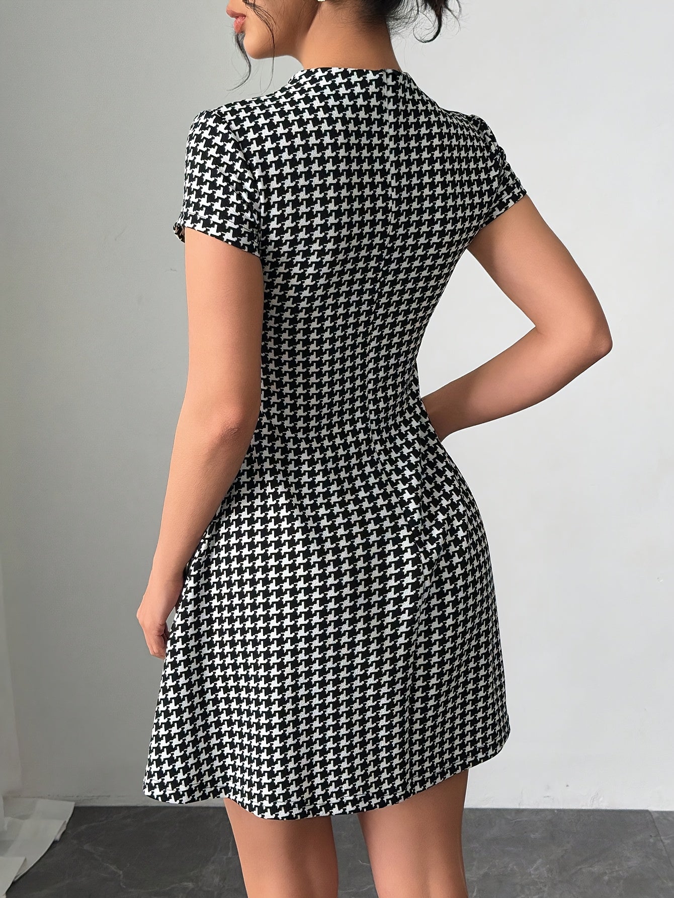 Elegante Mini Vestido de Houndstooth en Blanco y Negro para Mujeres con Cuello Alto, Mangas Cortas y Estilo de Cóctel Fit and Flare