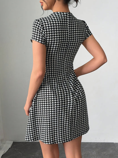 Elegante Mini Vestido de Houndstooth en Blanco y Negro para Mujeres con Cuello Alto, Mangas Cortas y Estilo de Cóctel Fit and Flare