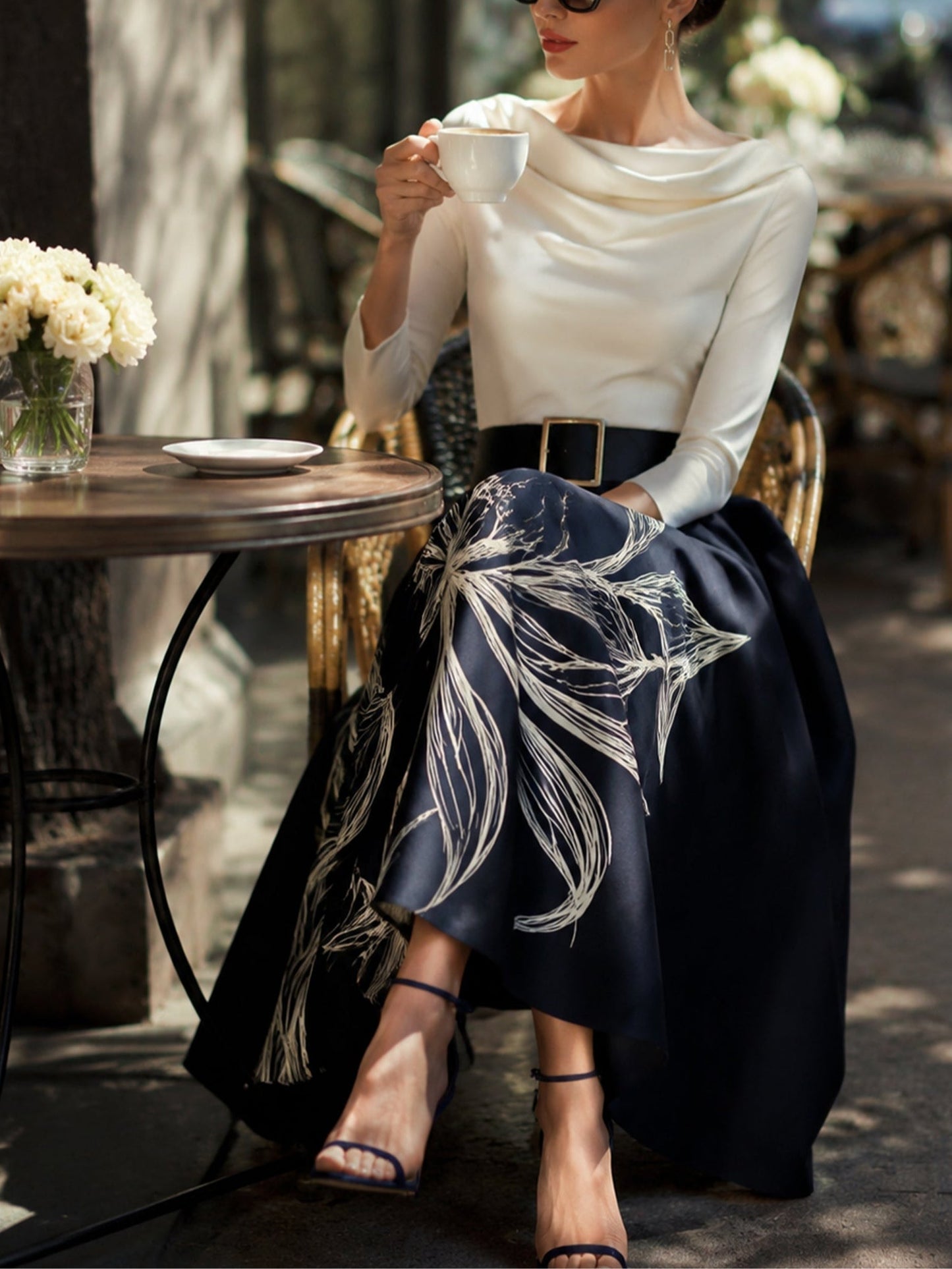 Falda Midi Floral Elegante en Azul Marino para Mujeres con Estilo A Line Plisado Completo