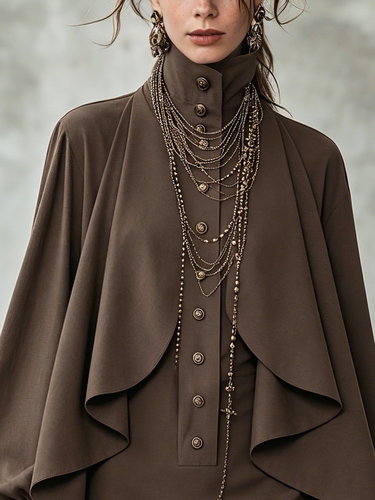 Vestido Mini Elegante de Chocolate para Mujeres con Cuello Alto y Manga Larga Estilo Capa Drapada