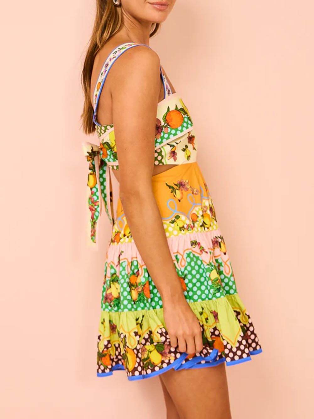Vestido Mini de Impresión Cítrica Multicolor para Mujeres con Escote Cuadrado, Sin Mangas, Corte Abierto y Volantes en Estilo Bohemio