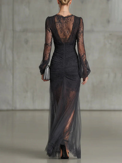 Elegante Vestido Largo de Encaje Gris Oscuro para Mujeres con Escote en V Profundo, Manga Obispo, y Abertura Alta para Invitadas a Bodas Formales