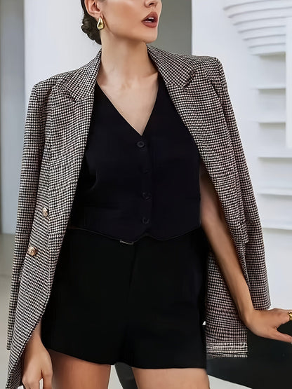 Conjunto Elegante de Tres Piezas en Houndstooth Café para Mujeres con Blazer de Doble Botón y Solapas, Chaleco y Pantalones Cortos de Estilo Formal