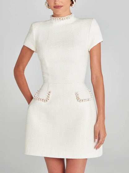Elegante Vestido Mini de Tweed para Mujeres con Cuello Alto, Mangas Cortas y Bolsillos Decorados para Cóctel