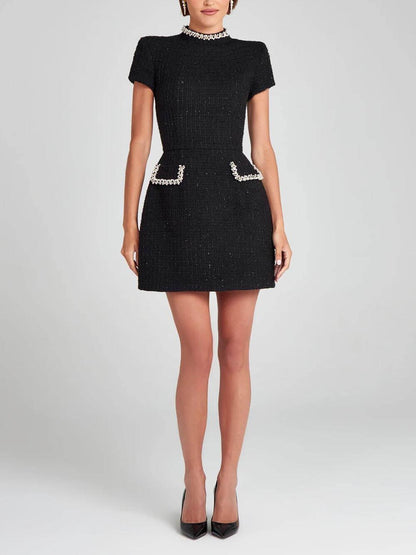 Elegante Vestido Mini de Tweed para Mujeres con Cuello Alto, Mangas Cortas y Bolsillos Decorados para Cóctel