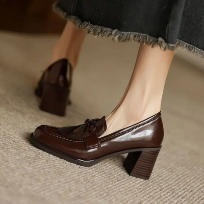 Elegante Mocasín de Charol con Borlas para Mujeres con Tacón Bloque y Detalle de Lazo Clásico