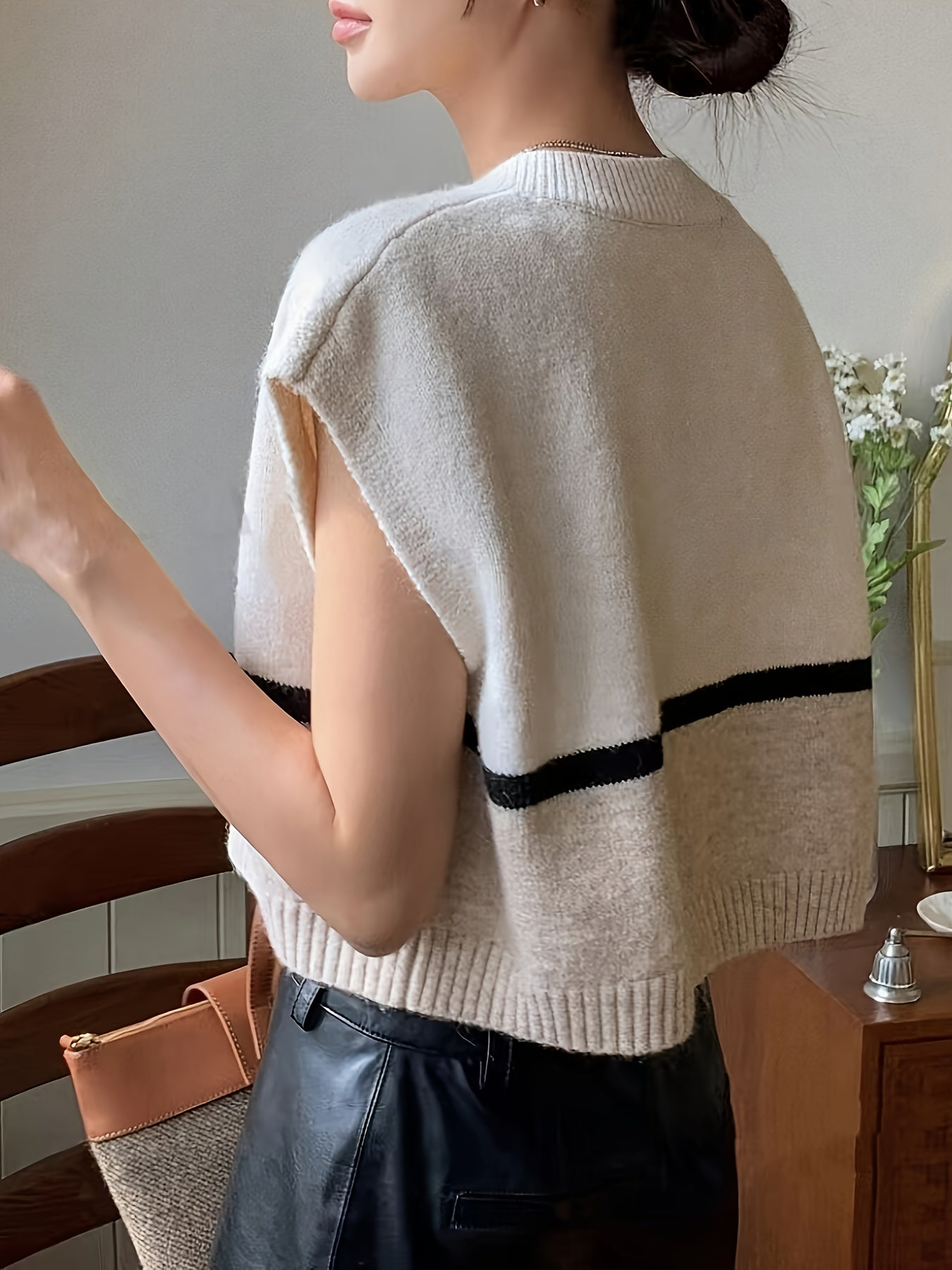 Chaleco de Punto a Rayas Elegante en Albaricoque para Mujeres con Escote en V Sin Mangas y Estilo Corto en Bloques de Color