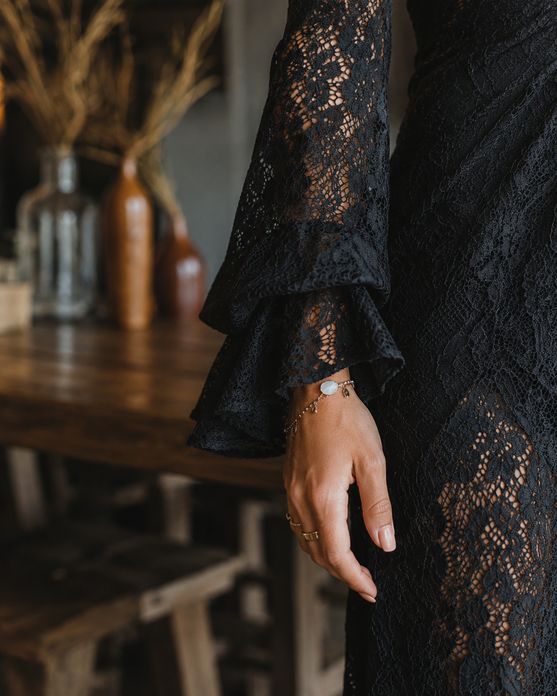 Elegante Vestido Maxi de Encaje Negro para Mujeres con Escote en V y Mangas de Campana Transparentes Estilo Bohemio