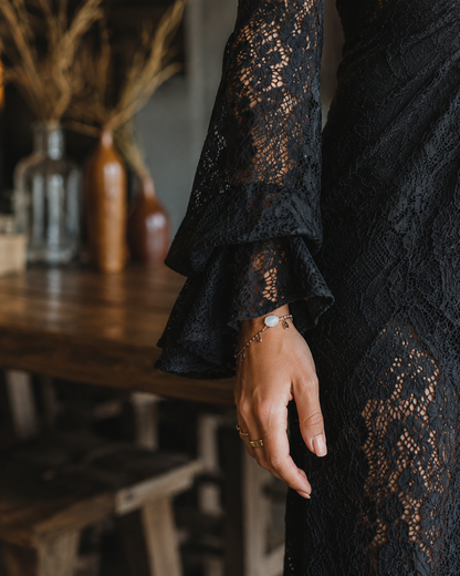 Elegante Vestido Maxi de Encaje Negro para Mujeres con Escote en V y Mangas de Campana Transparentes Estilo Bohemio
