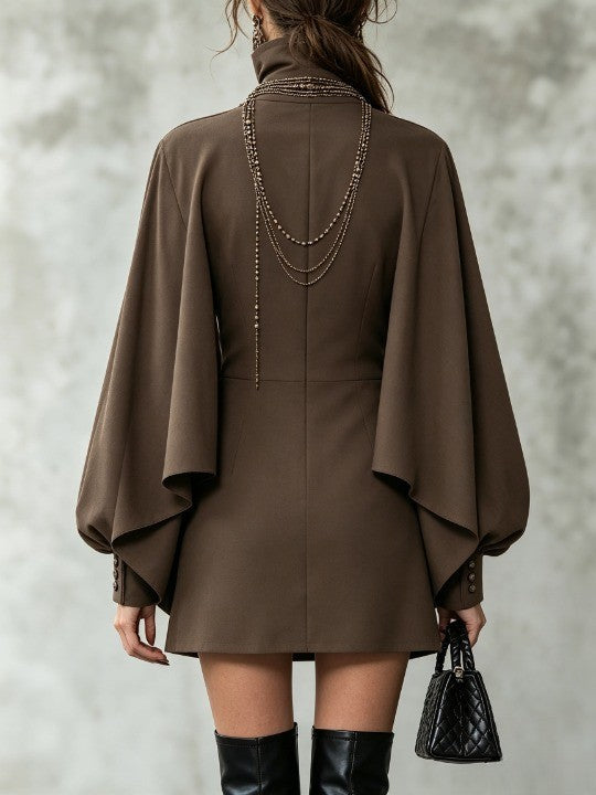Vestido Mini Elegante de Chocolate para Mujeres con Cuello Alto y Manga Larga Estilo Capa Drapada