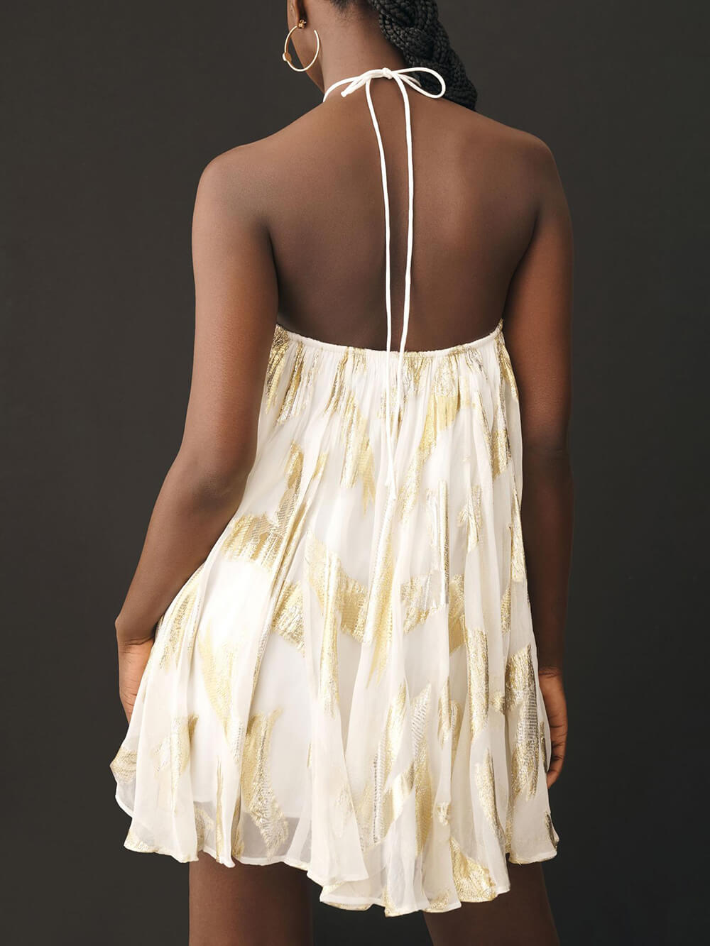 Vestido Mini Elegante de Impresión Metálica Blanca para Mujeres con Cuello Halter Sin Mangas y Estilo Fluyente