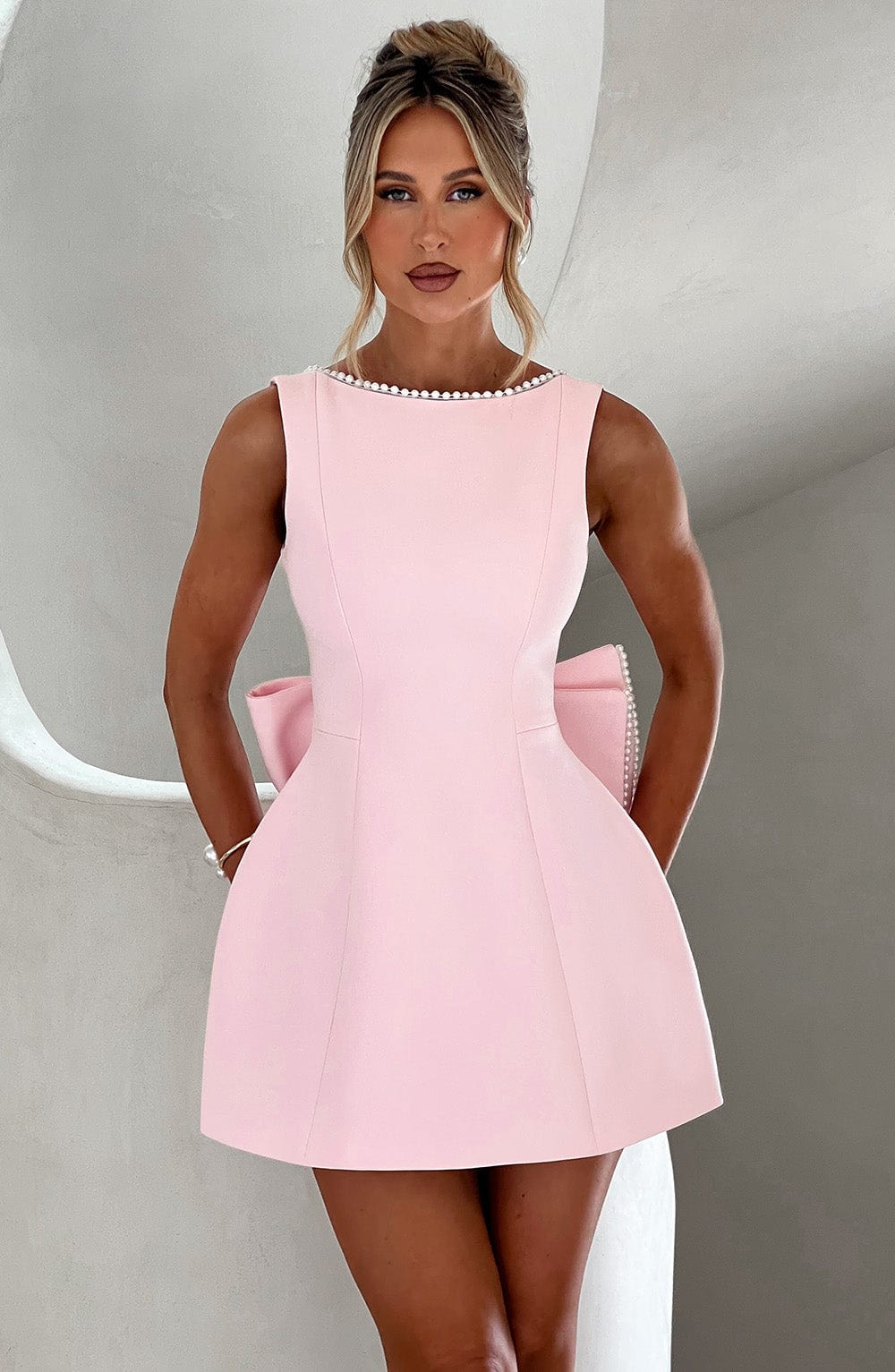 Vestido Mini Elegante con Ribete de Perlas y Lazo para Mujeres con Cuello Barco Sin Mangas Estilo Cóctel