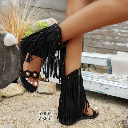 Sandalias Gladiadoras Cómodas para Mujeres con Flecos Largos y Detalle de Tachuelas Estilo Plano con Correa de Tobillo