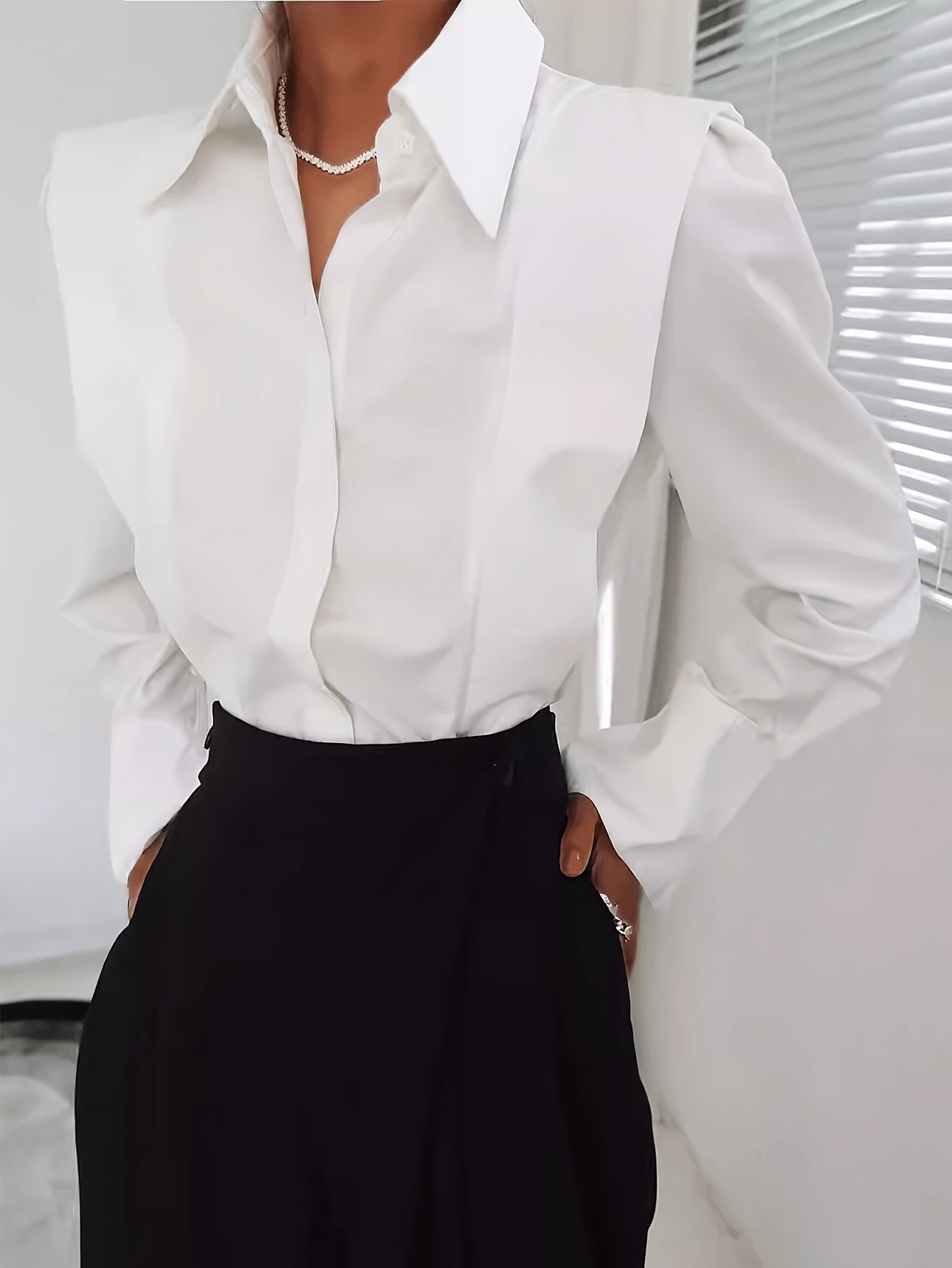 Blusa Estructurada Elegante para Mujeres con Cuello Punto, Manga Larga, Hombros Abullonados, Botón Frontal, Estilo Casual