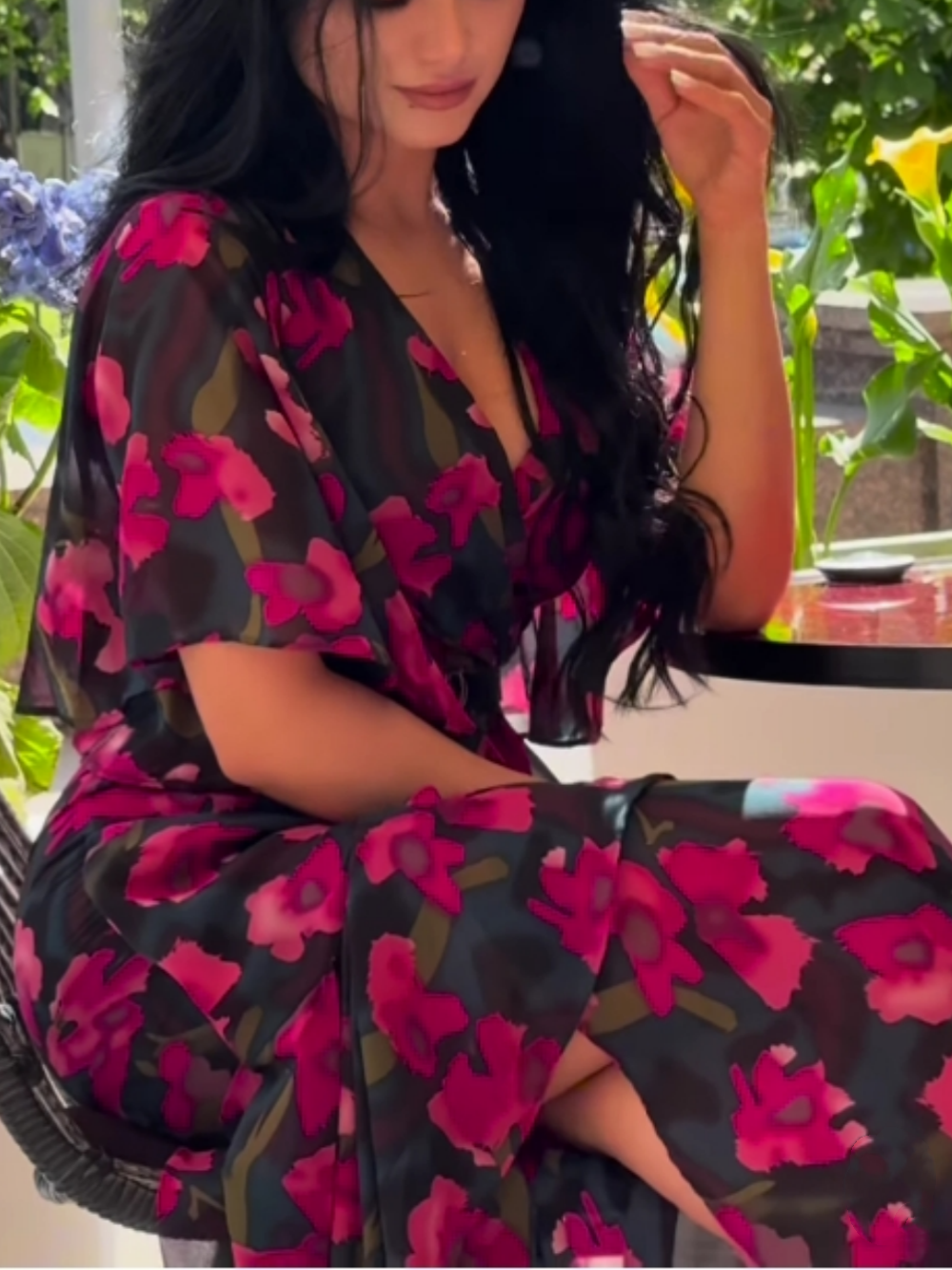 Vestido Maxi Floral Negro Elegante para Mujeres con Escote en V, Manga Corta y Cinturón, Estilo Fluido