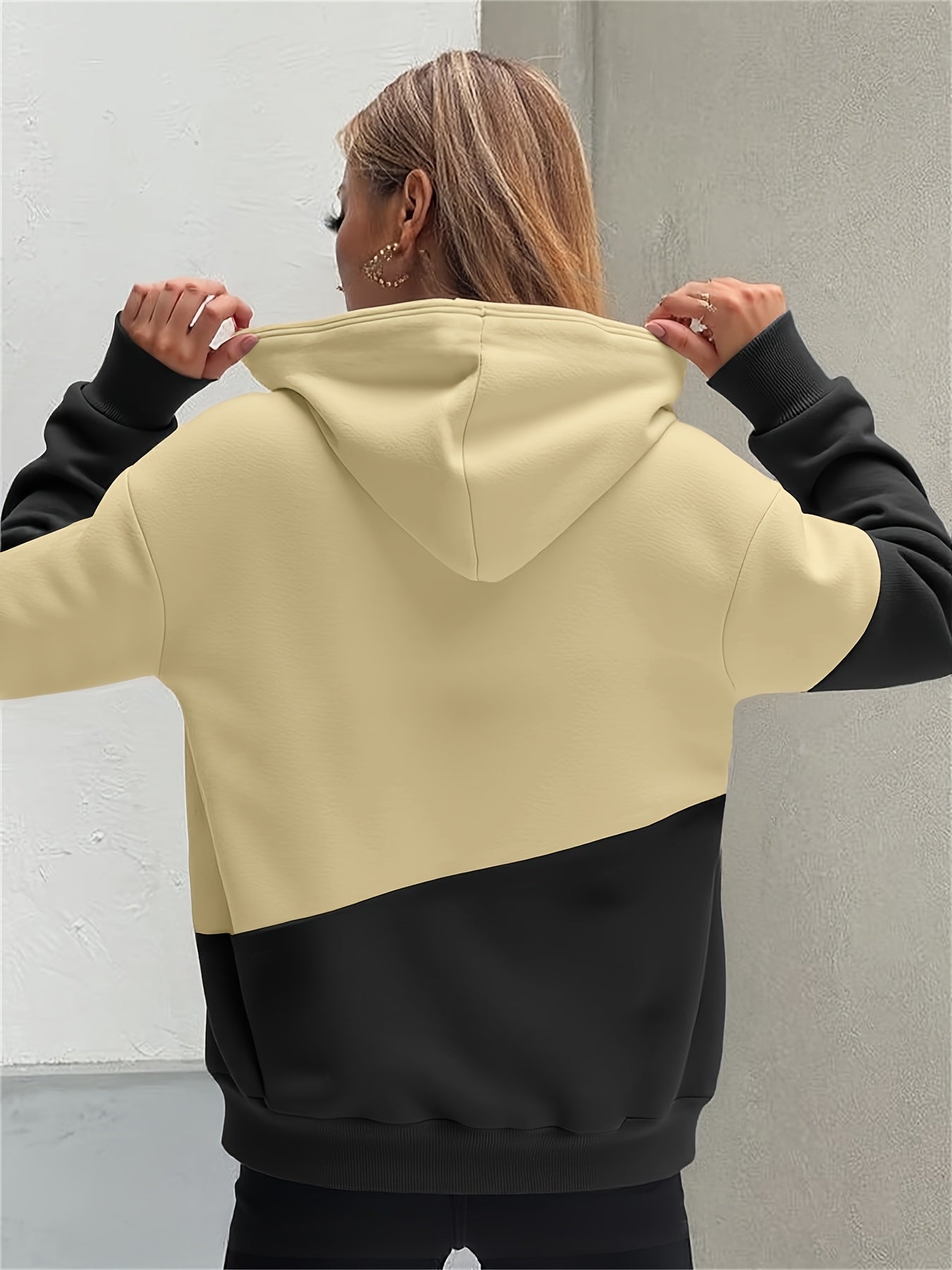 Sudadera cómoda con diseño colorblock y estampado de latidos para mujeres con capucha ajustable, manga larga y estilo de bolsillo canguro.