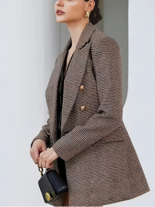 Conjunto Elegante de Tres Piezas en Houndstooth Café para Mujeres con Blazer de Doble Botón y Solapas, Chaleco y Pantalones Cortos de Estilo Formal