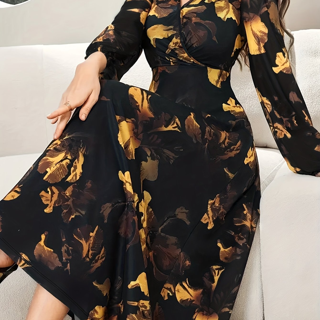 Elegante Vestido Maxi Floral Negro para Mujeres con Escote en V, Mangas Obispo y Dobladillo Asimétrico