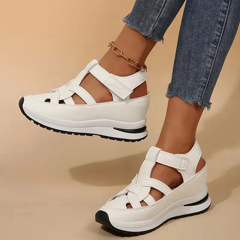 Sandalias Cerradas Cómodas para Mujeres con Plataforma y Correa Recortada Estilo Deportivo