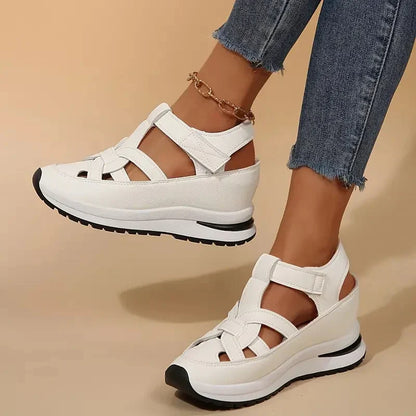 Sandalias Cerradas Cómodas para Mujeres con Plataforma y Correa Recortada Estilo Deportivo