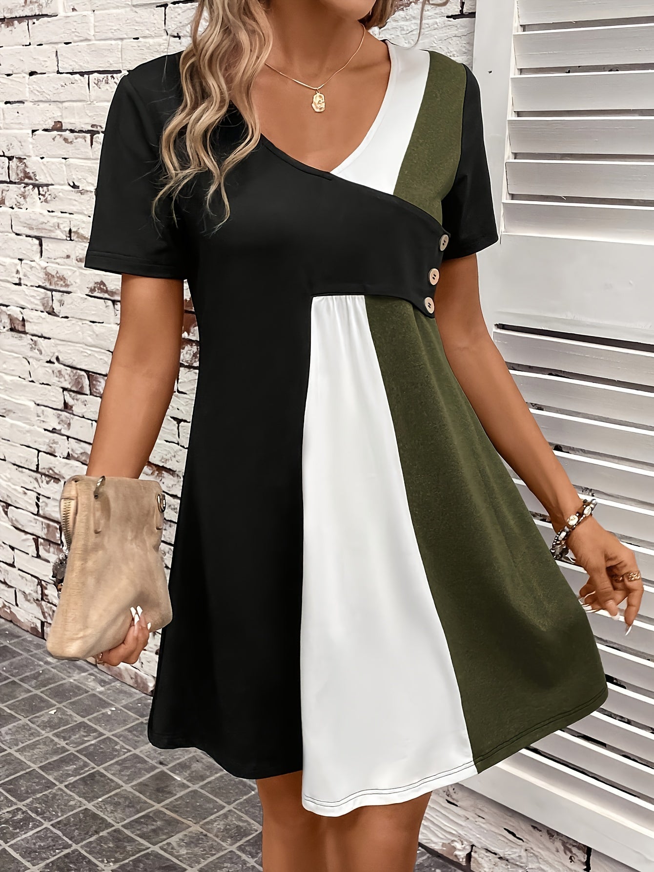 Vestido Mini Colorblock Sin Esfuerzo para Mujeres con Cuello en V Asimétrico, Manga Corta y Detalle de Botón, Estilo Casual