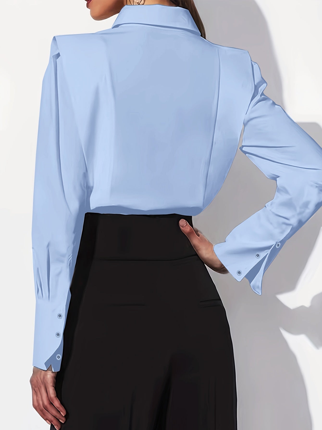 Blusa Estructurada Elegante para Mujeres con Cuello Punto, Manga Larga, Hombros Abullonados, Botón Frontal, Estilo Casual