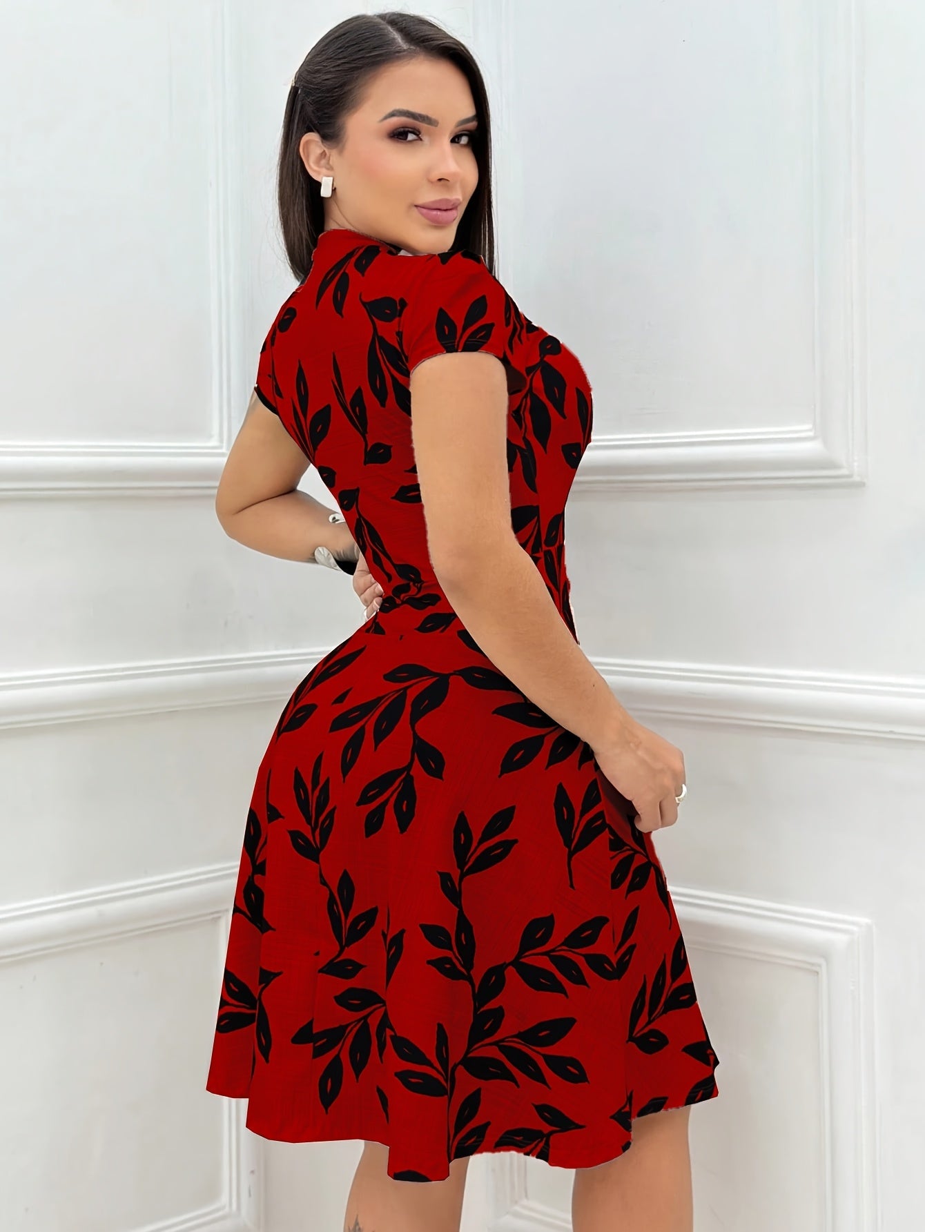 Vestido Elegante de Impresión de Hojas con Corte Ajustado y Amplio para Mujeres con Cuello en Forma de Ojal y Mangas Cortas Fluidas