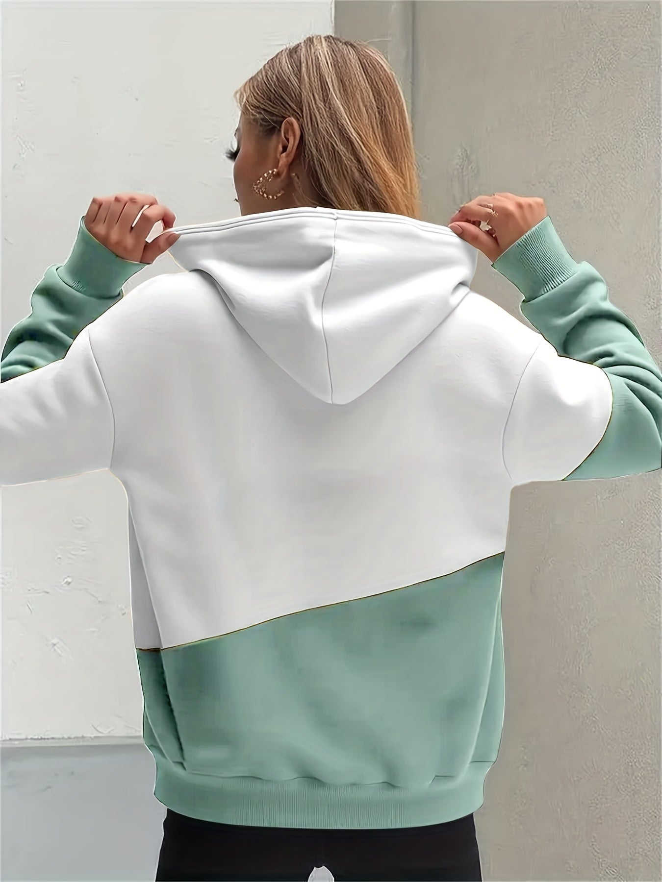 Sudadera gráfica de color bloque cómoda para mujeres con cuello de cowl, manga larga, bolsillo canguro y estilo relajado