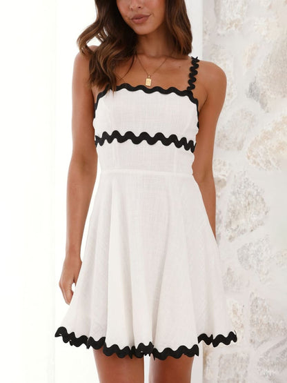 Vestido Mini con Detalle de Contraste para Mujeres con Escote Cuadrado Sin Mangas y Estilo Ajustado y Acampanado