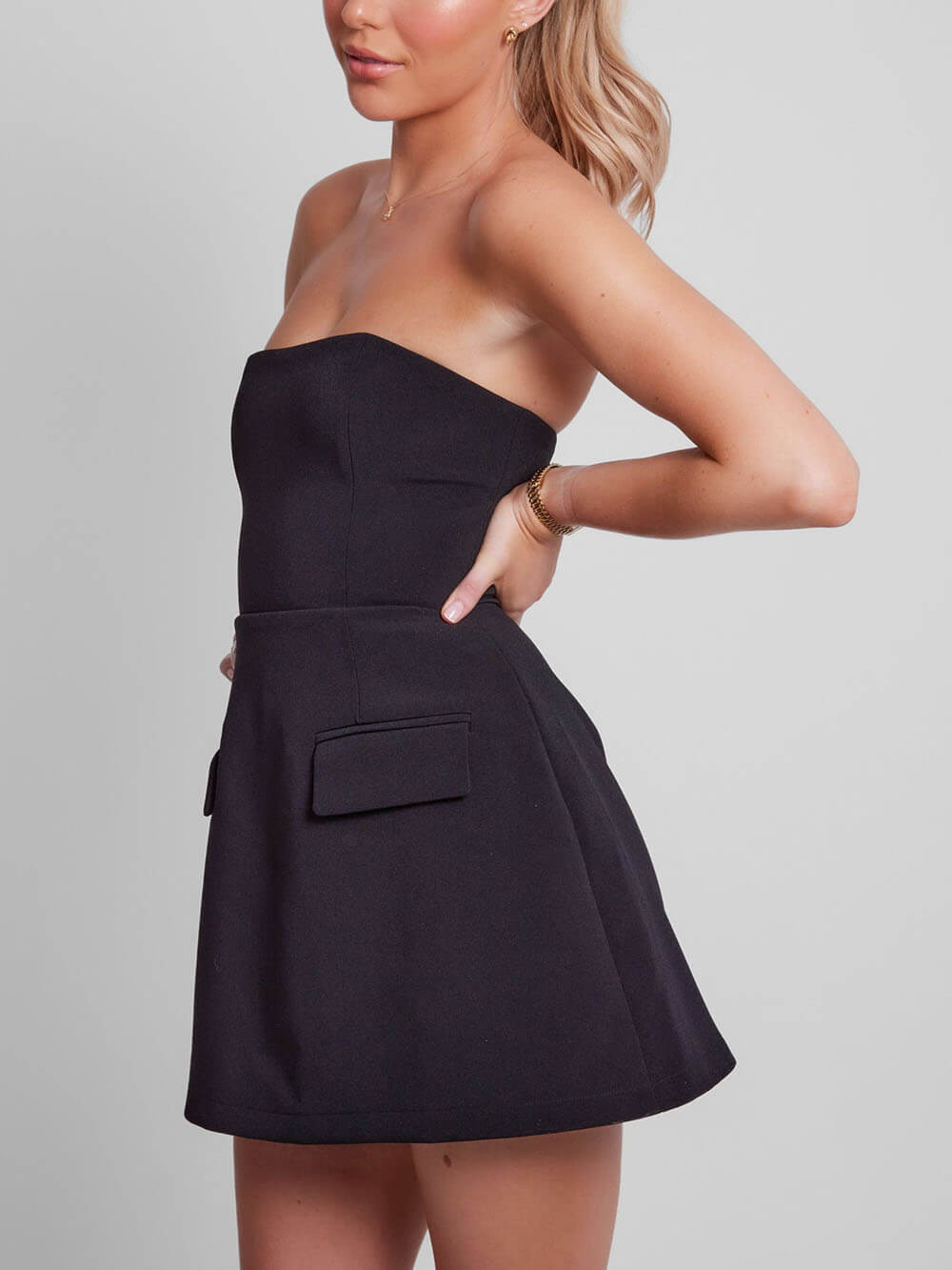 Elegante Vestido Mini Estructurado para Mujeres con Ajuste Sin Tirantes y Falda Acampanada con Bolsillo de Solapa Estilo Cóctel