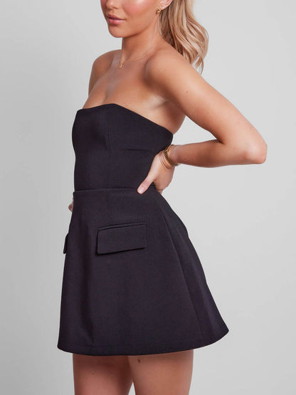 Elegante Vestido Mini Estructurado para Mujeres con Ajuste Sin Tirantes y Falda Acampanada con Bolsillo de Solapa Estilo Cóctel