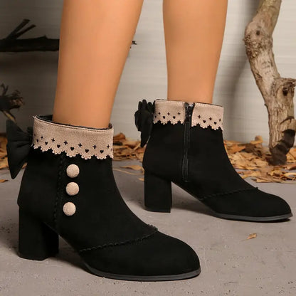 Botas Negras Cómodas para Mujeres con Detalle de Lazo y Adorno de Perlas, Estilo de Tobillo con Tacón Bloque