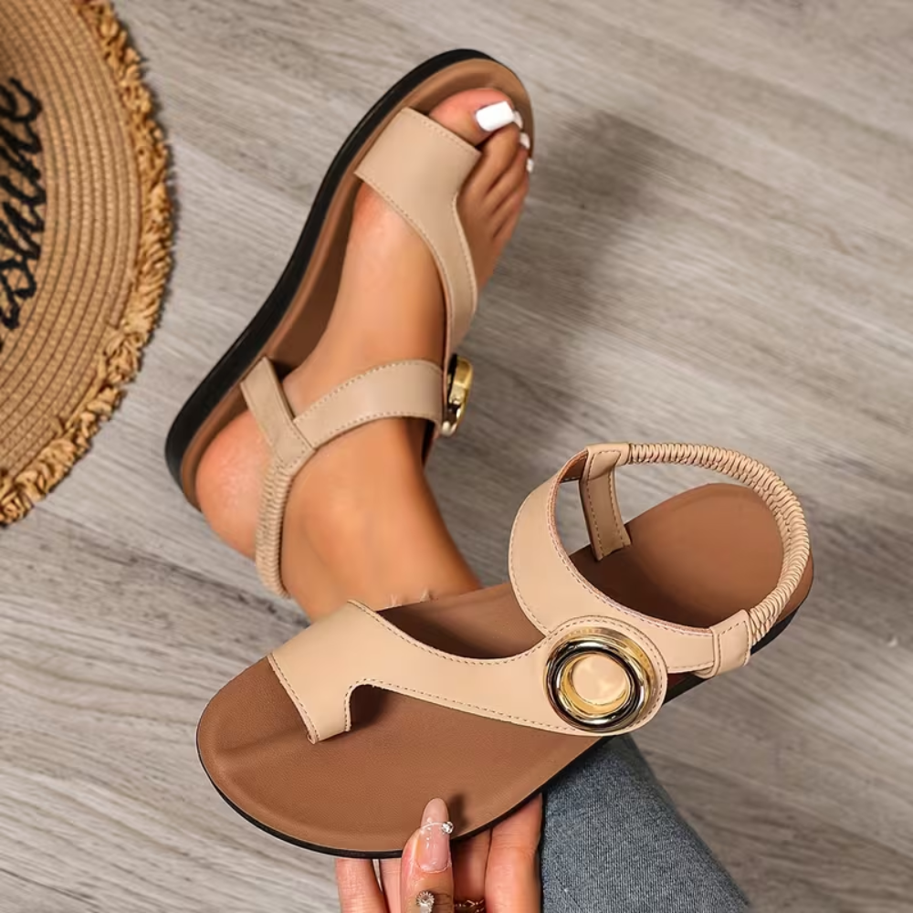 Sandalias Planas Cómodas para Mujeres con Detalle de Anillo Metálico en el Dedo y Correa en el Tobillo Estilo Abierto