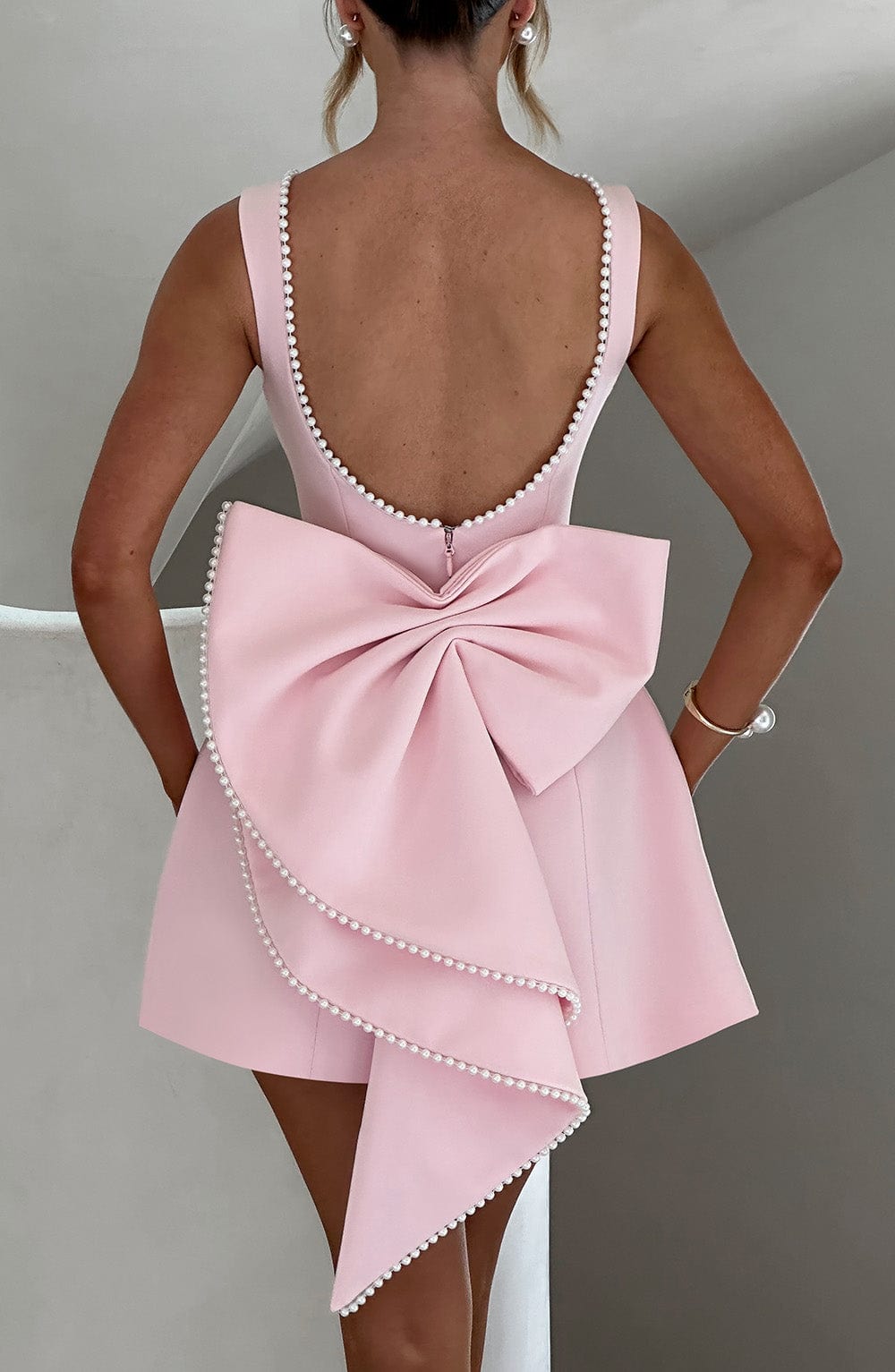Vestido Mini Elegante con Ribete de Perlas y Lazo para Mujeres con Cuello Barco Sin Mangas Estilo Cóctel