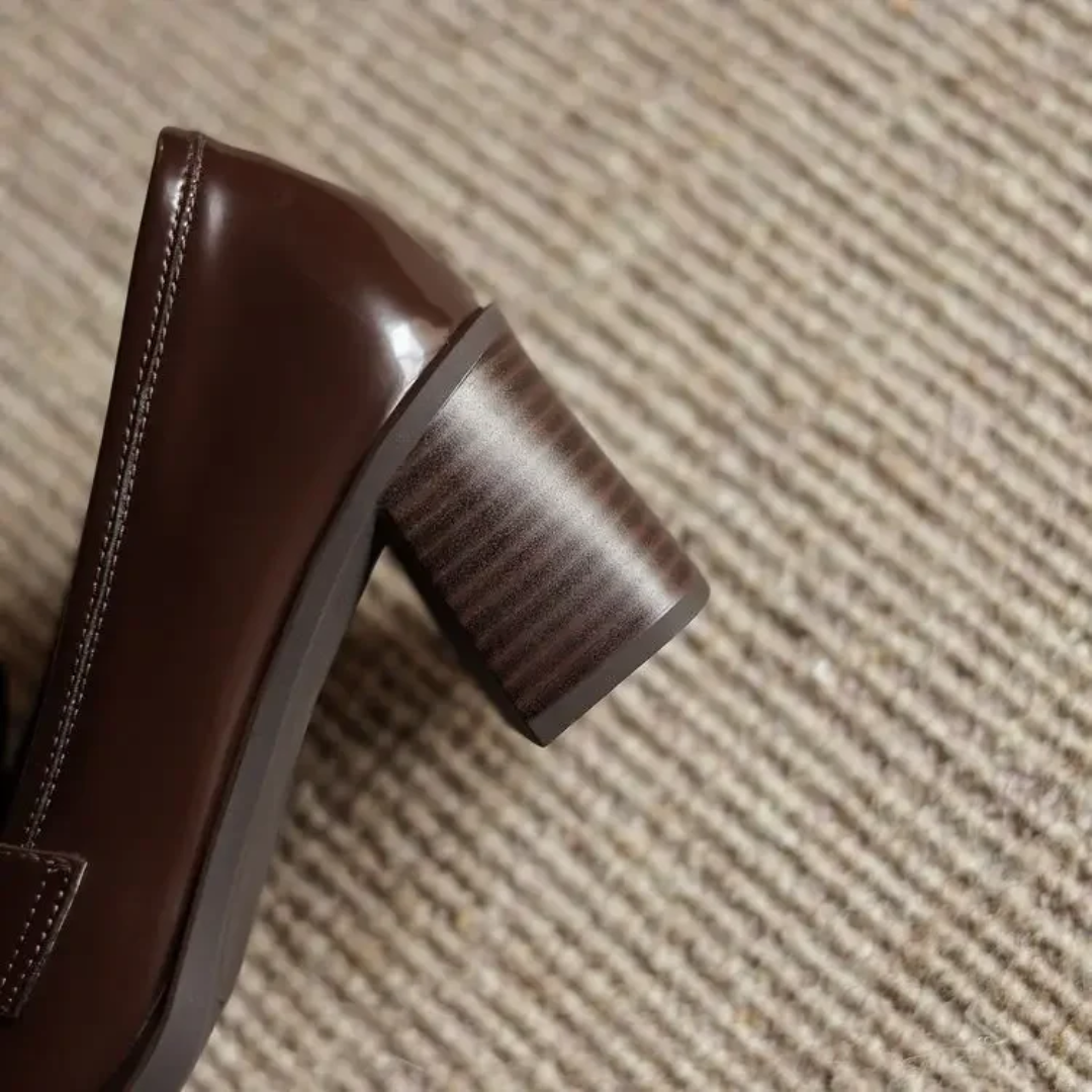 Elegante Mocasín de Charol con Borlas para Mujeres con Tacón Bloque y Detalle de Lazo Clásico