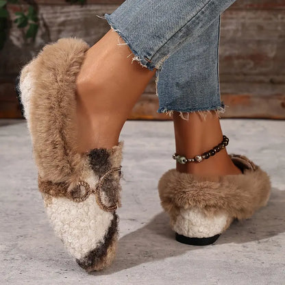 Zapatillas Beige Cómodas para Mujeres con Parte Superior de Piel Sintética y Detalle de Lazo, Estilo de Zapato de Casa Slip On