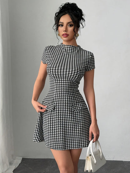 Elegante Mini Vestido de Houndstooth en Blanco y Negro para Mujeres con Cuello Alto, Mangas Cortas y Estilo de Cóctel Fit and Flare