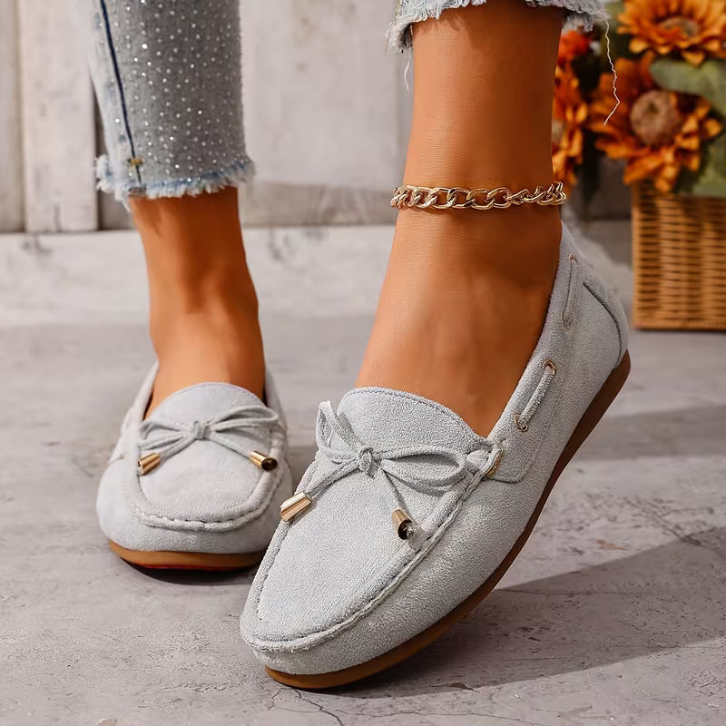 Mocasines cómodos para mujeres con detalle de lazo y ribete de tachuelas, estilo plano y fácil de poner