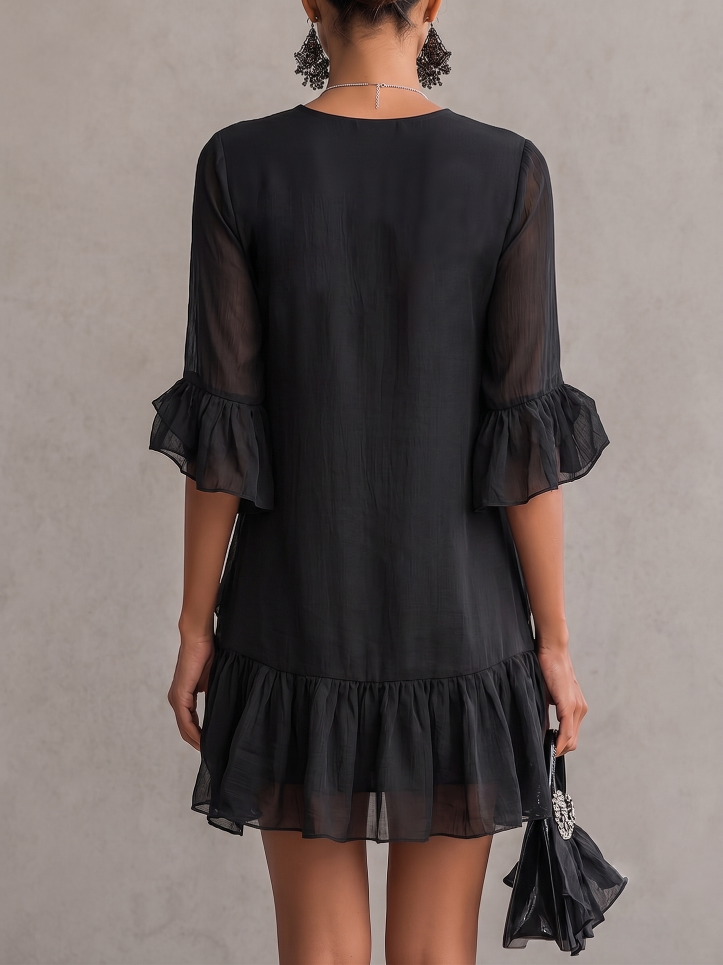 Elegante Vestido Mini Negro con Volantes para Mujeres con Escote en V y Mangas de Campana con Detalle de Encaje