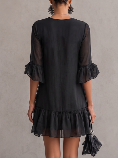 Elegante Vestido Mini Negro con Volantes para Mujeres con Escote en V y Mangas de Campana con Detalle de Encaje