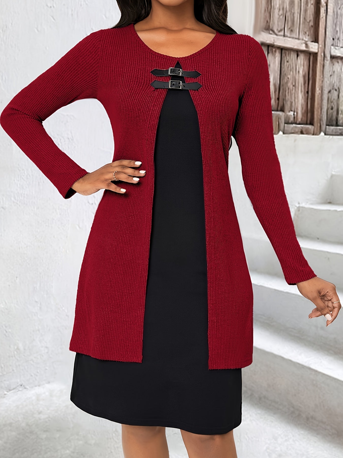 Vestido de Suéter de Punto Acanalado Cómodo para Mujeres con Cuello Redondo, Manga Larga y Detalle de Hebilla en Estilo Capas